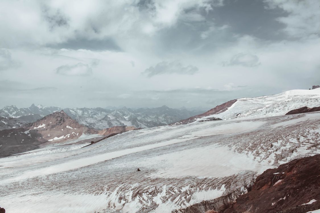 Mountainous ridge in snow on height · Free Stock Photo