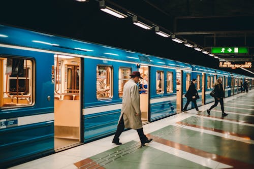 gratis Metrostation Met Passagiers Op Perron Stockfoto