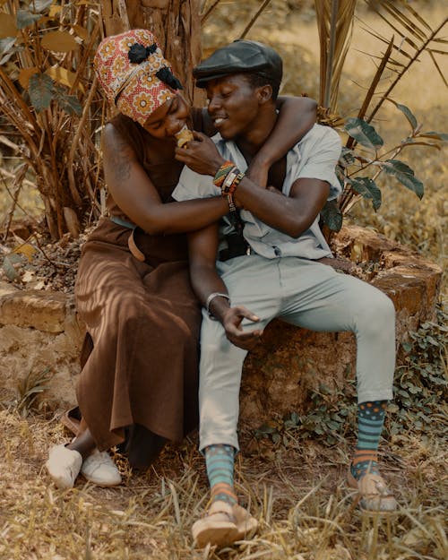 Foto profissional grátis de abraçando, africano, alimentando