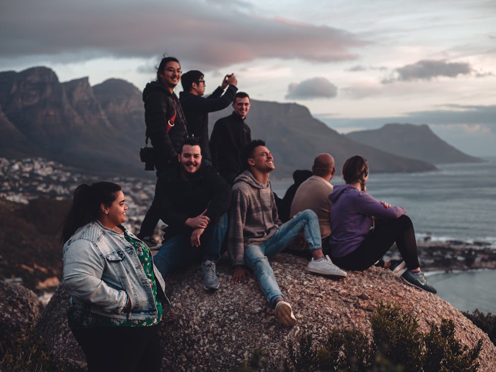 Groupe De Personnes Assises Sur Brown Rock Mountain