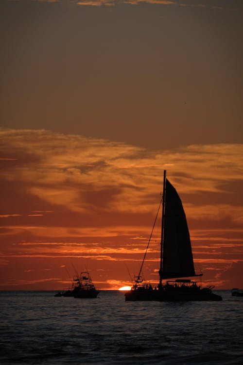 Gratis Immagine gratuita di alba, barca, barca a vela Foto a disposizione
