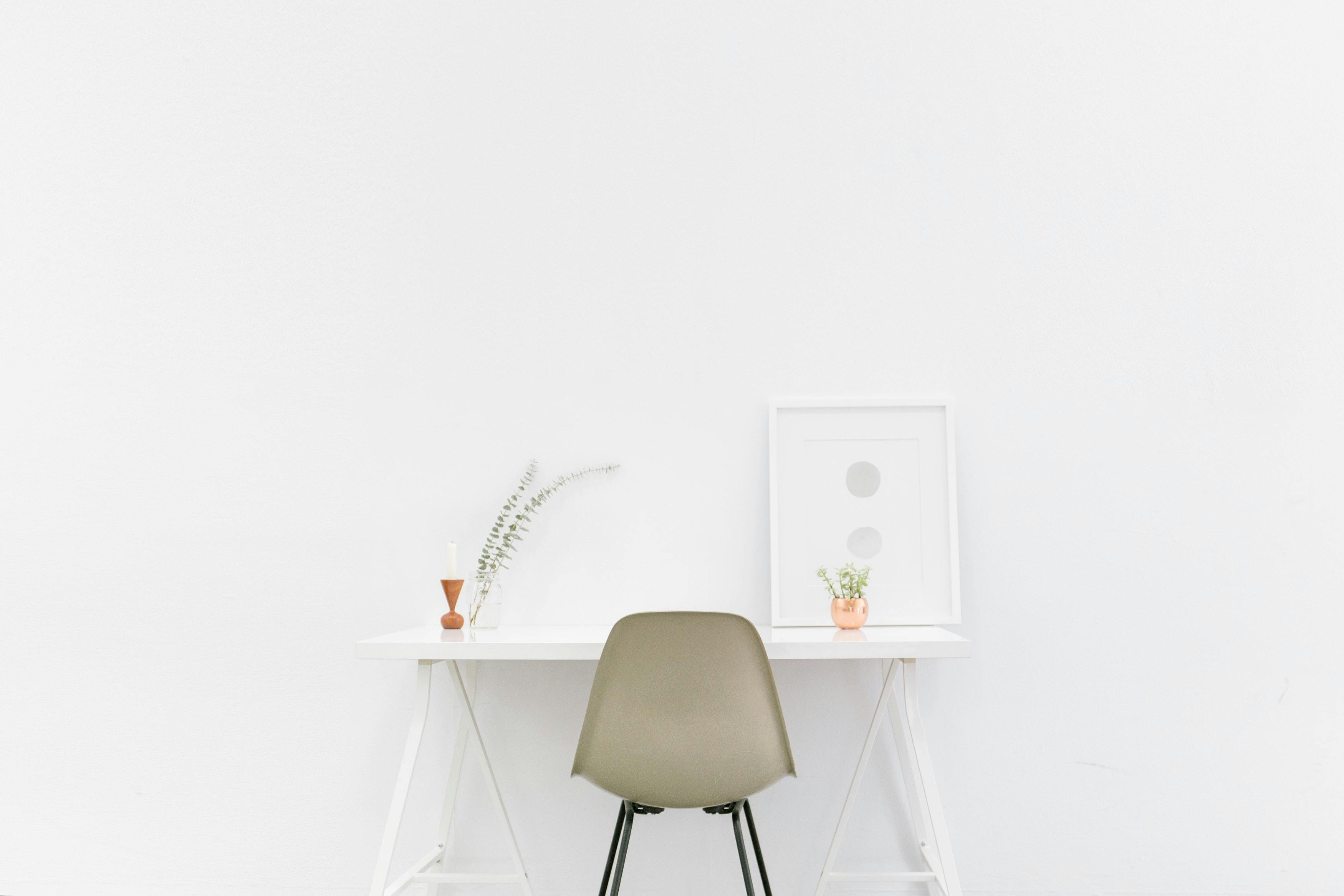  Less is More: The Power of a Minimalist Desk Setup