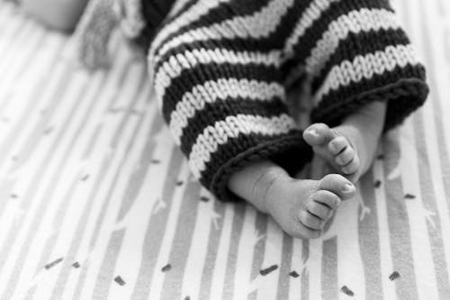 Foto profissional grátis de bebê, dedos do pé, escala de cinza