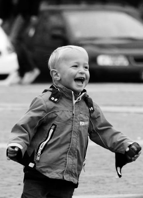 Niño Con Chaqueta En La Calle En Fotografía En Escala De Grises