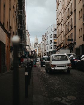 巴黎街道的景色与远处的圣克罗尔，共同捕捉着城市的魅力