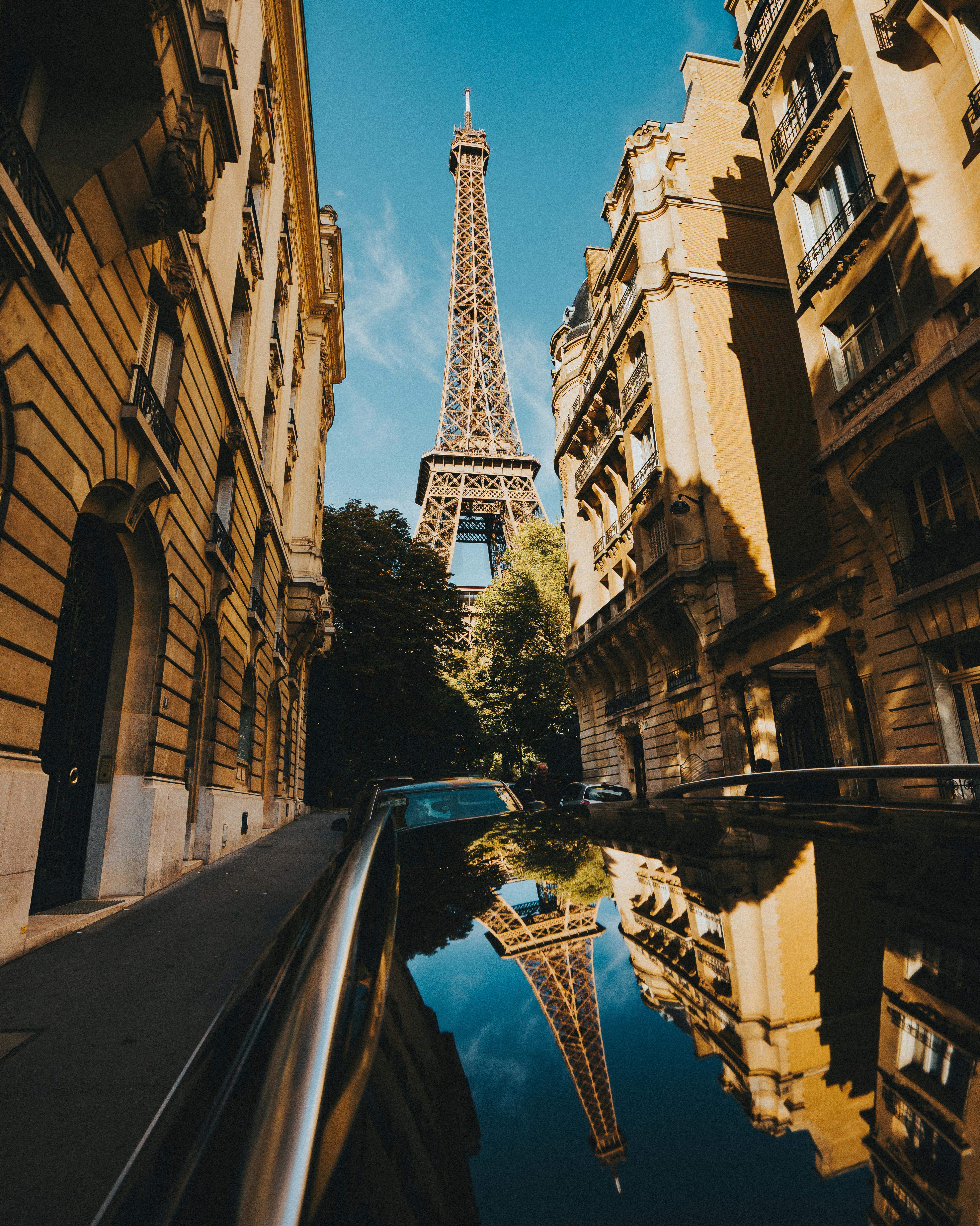 reflection of the eiffel tower on a car s roof