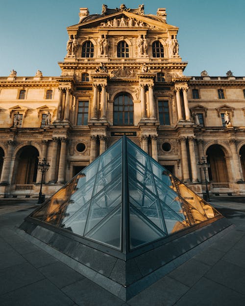 Bâtiment En Béton Brun Sous Le Ciel Bleu