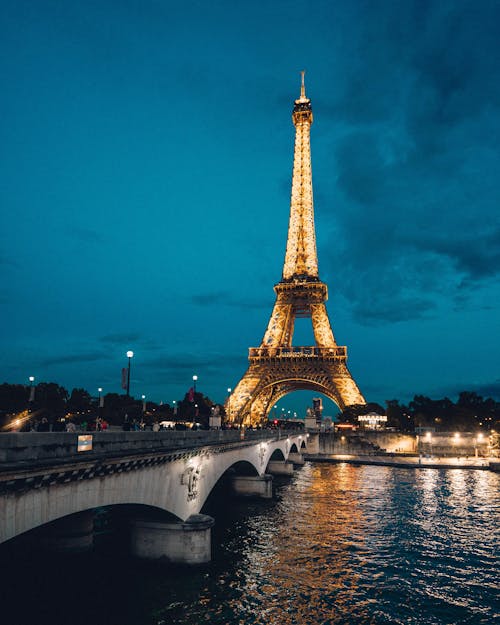 Tour Eiffel à Paris Pendant La Nuit