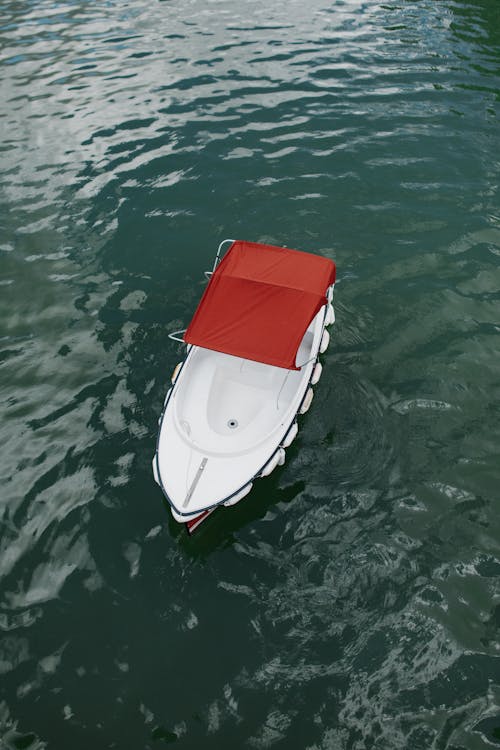 Bateau Blanc Et Rouge Sur Plan D'eau