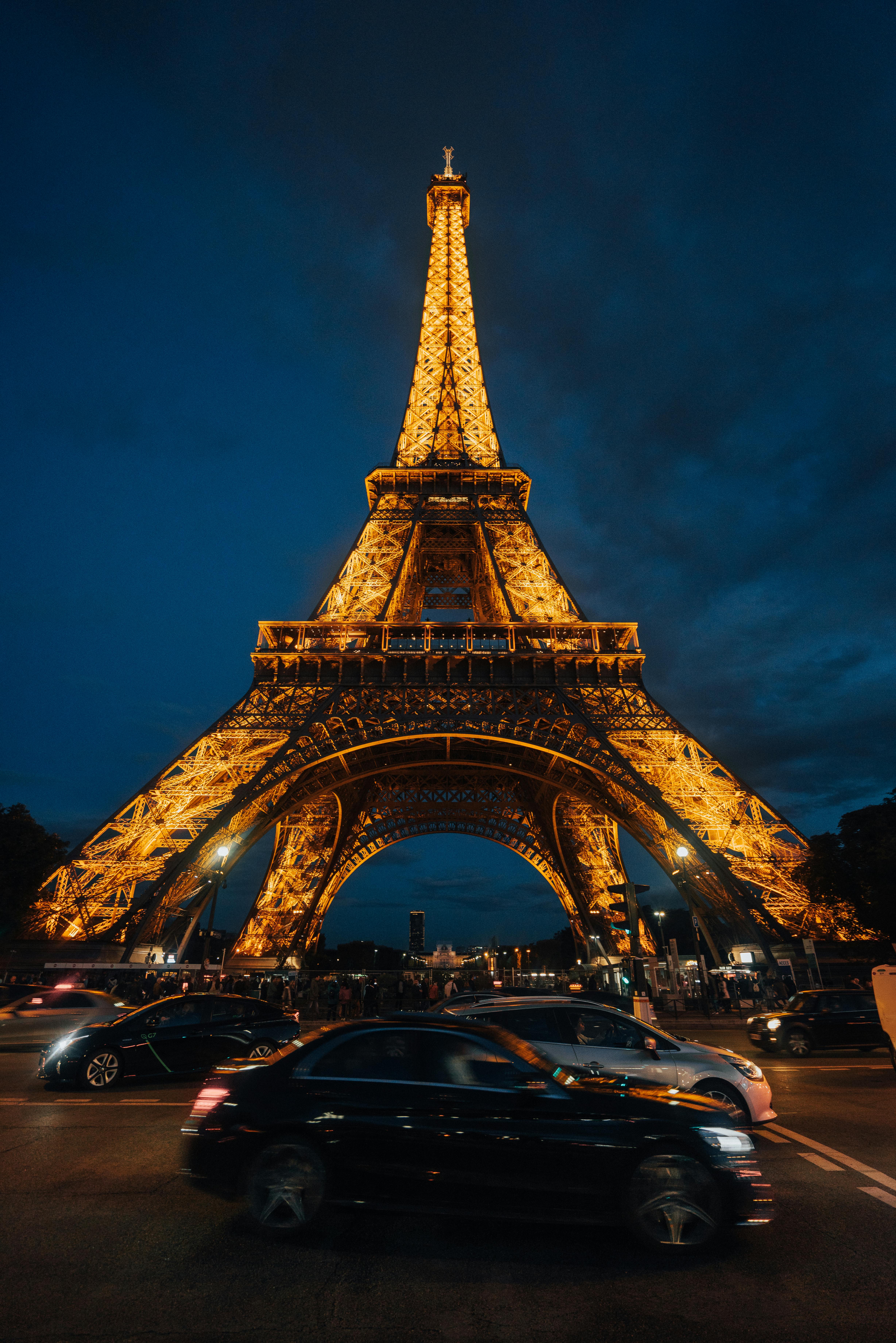 Tháp Eiffel : Từ bà đầm thép bị chế nhạo tới biểu tượng của Paris - Tạp chí  văn hóa