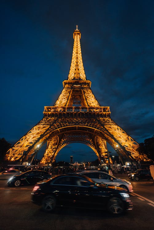 Tháp Eiffel đêm là một trong những địa điểm không thể bỏ qua khi đến thăm thành phố Paris. Các ánh đèn lung linh nhấp nháy trên toà tháp giúp cho không khí trở nên lãng mạn và sống động hơn. Nếu bạn muốn khám phá và trải nghiệm cảm giác đẹp như mơ này, hãy để bức ảnh về tháp Eiffel đêm kết thúc ngày của bạn một cách hoàn hảo.