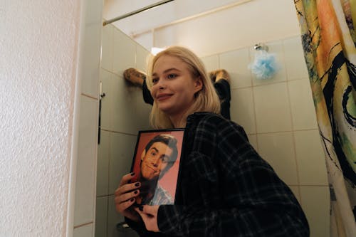 Безкоштовне стокове фото на тему «ванна кімната, кавказька жінка, плед з довгими рукавами»