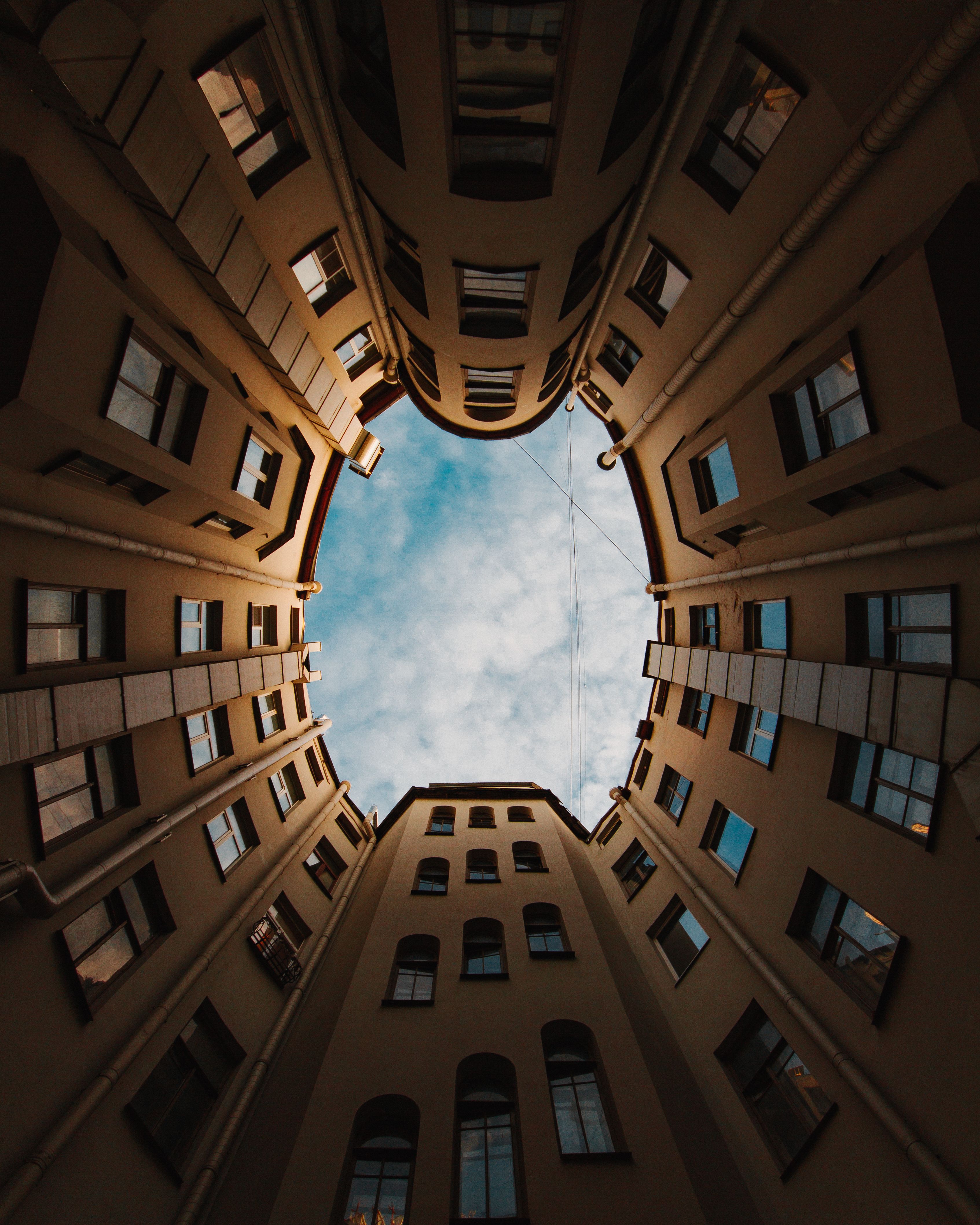 从低角度拍摄的庭院建筑，天空多云