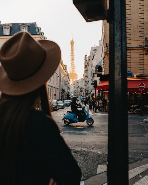 Femme, Dans, Brun, Chapeau Cowboy, équitation, Sur, Moto