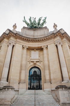 巴黎地标的雄伟立面以华丽的雕塑和古典圆柱为特色