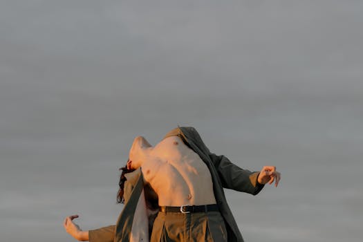 一位男性舞者在多云的天空下出色地展示了艺术的灵活性