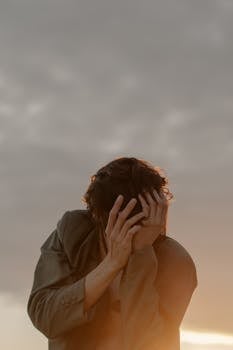 日出时，一个男人的剪影捕捉了动作与情感