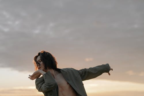 Danse contemporaine homme au coucher