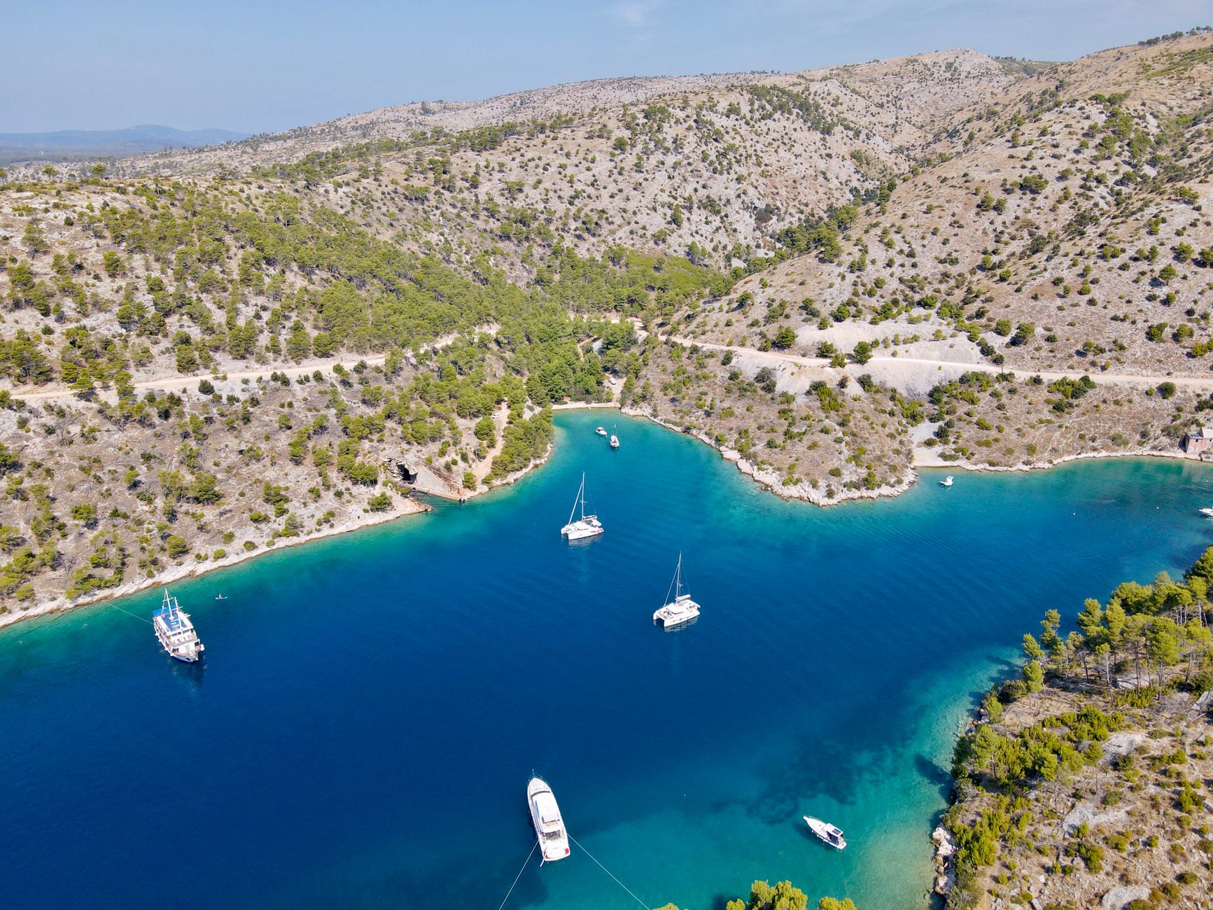 Viaggiare in bus da Stari Grad a Hvar, con Čazmatrans. Città vecchia, Lesina, Croazia.. Foto di Ollie Craig.