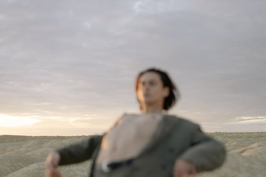 一幅富有创意的肖像画中，前景里模糊的人物与自然景观和喜怒无常的天空相得益彰