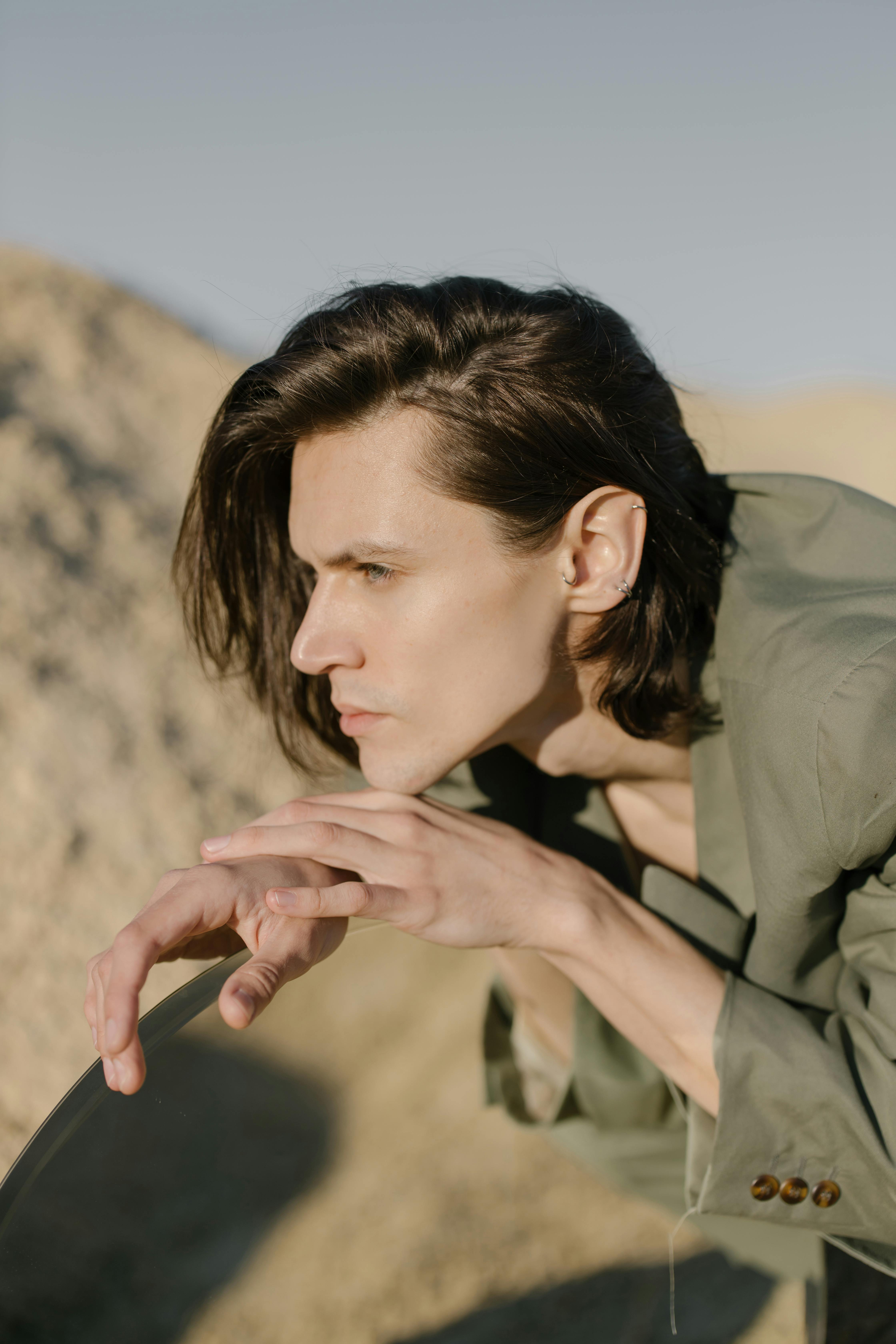 沙漠中一个人的概念肖像，反思人生旅程