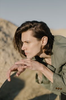 沙漠中一个人的概念肖像，反思人生旅程