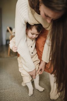 妈妈帮孩子穿衣服，有选择地记录下室内温馨的瞬间