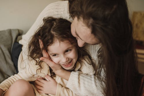 Vrouw In Wit Overhemd Knuffelen Meisje In Wit Overhemd