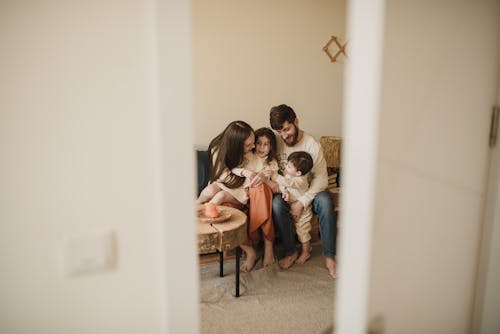 3 Vrouwen Zittend Op Een Stoel