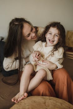 一对快乐的母女在室内分享着幸福的时刻，展现了爱与幸福