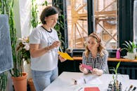 艺术学校讲师在生动的工作室环境中教授学生