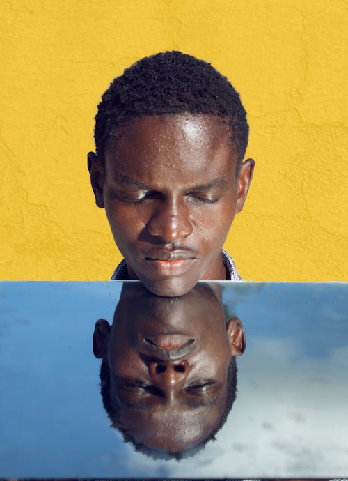 Gratis lagerfoto af afrikansk mand, gul baggrund, konceptuel