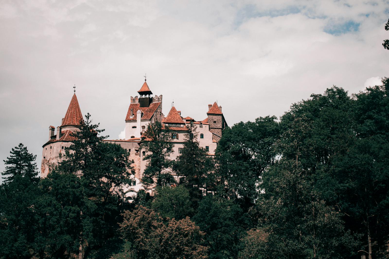 Découvrez le célèbre château de Bran, entouré par la verdure de la Transylvanie en Roumanie.