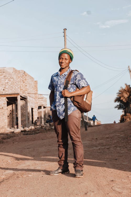 Fotos de stock gratuitas de bolso, camisa azul, hombre