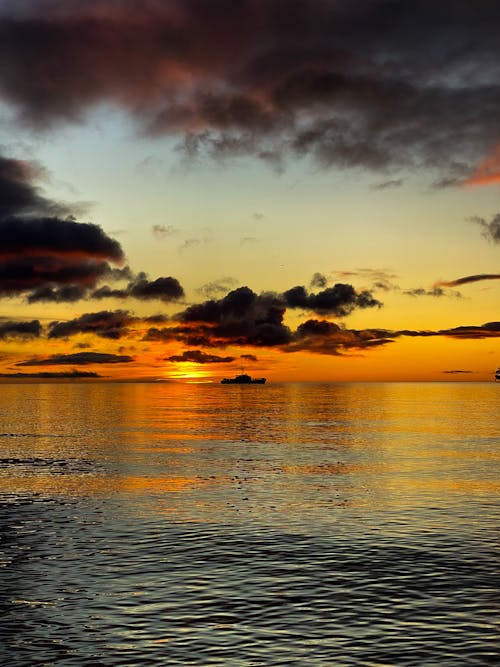 Foto profissional grátis de alvorecer, barco, cair da noite