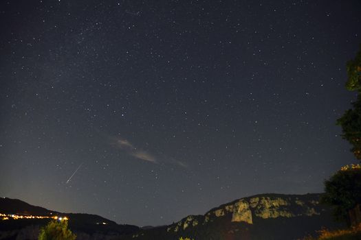 在意大利威尼托卢格扎诺上空捕捉到了迷人的星空