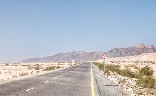 Základová fotografie zdarma na téma asfaltová silnice, dopravní značka, poušť