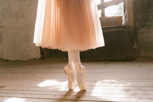 Free Graceful ballerina on pointe in a ballet studio, elegant tutu flowing, capturing classical dance beauty. Stock Photo