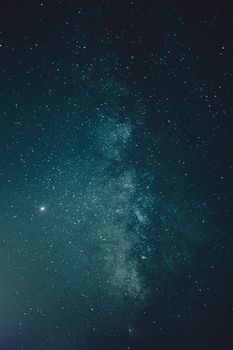 从银河系下方俯瞰，深蓝色的星空中，大自然黑夜里的星星在闪烁