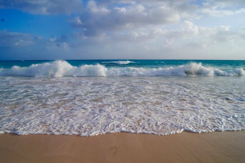 Foto profissional grátis de à beira-mar, beira-mar, borrifar