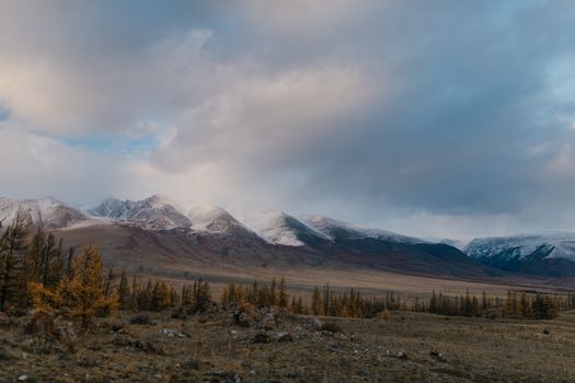 蒙古雪山的宁静景色，展现了广阔的自然美景