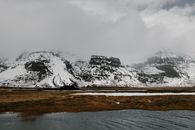 在阴沉的天空下，探索冰岛白雪皑皑的雄伟山脉，非常适合旅行爱好者