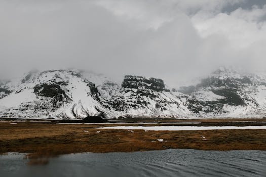 在阴沉的天空下，探索冰岛白雪皑皑的雄伟山脉，非常适合旅行爱好者