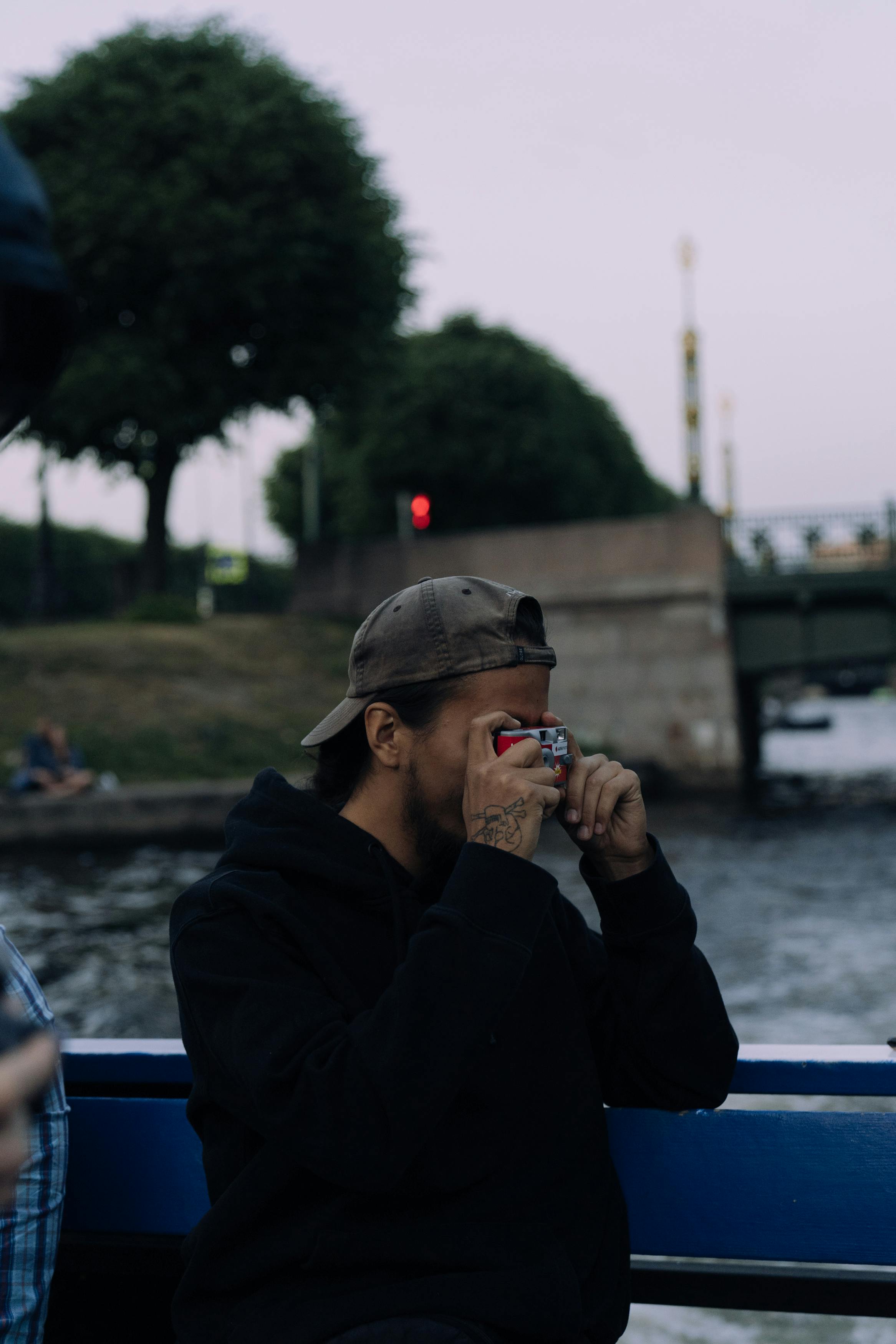 一名男子在晚上乘船游览时，拍下了风景优美的河景