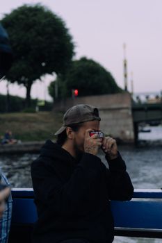 一名男子在晚上乘船游览时，拍下了风景优美的河景