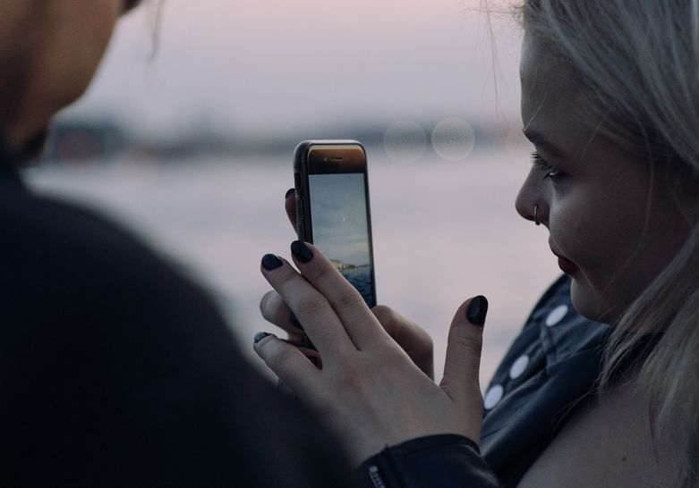 Online dating: starting a conversation on a niche platform