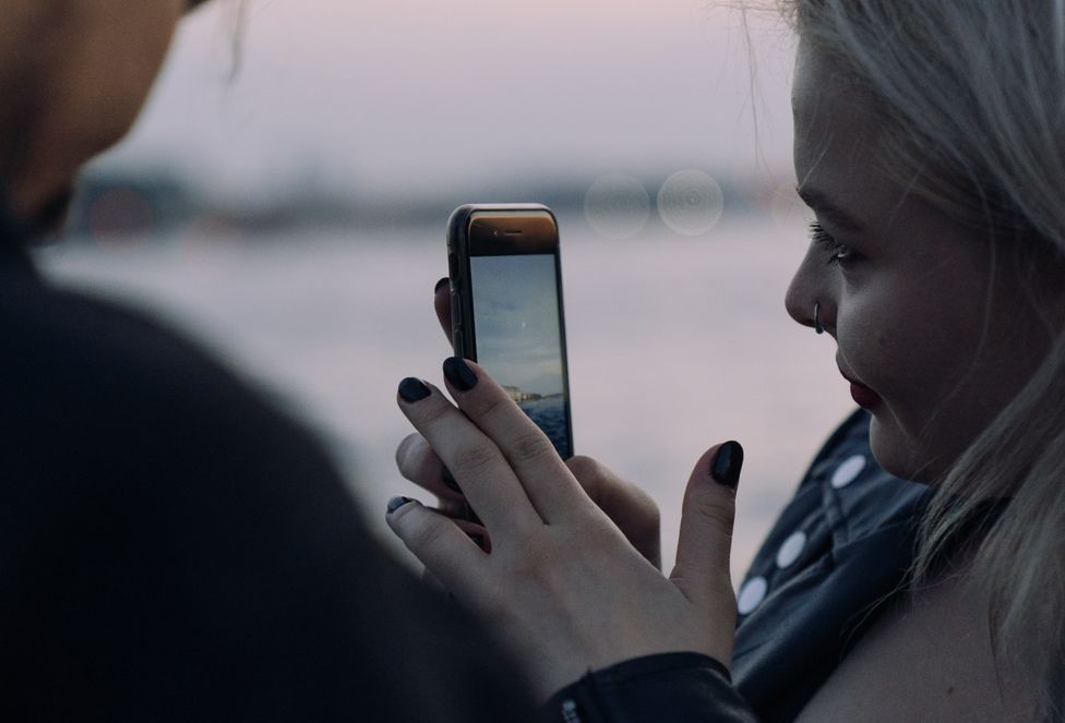 Online dating: starting a conversation on a niche platform