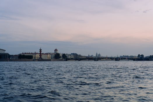 傍晚时分，在微妙的日落天空下，俯瞰着流经城市的河流与宁静的天际线