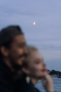 一对夫妇在海滨的黄昏中，共同捕捉到了梦幻的浪漫时刻