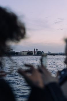 黄昏时分，河对岸朦胧的城市景观和人群，传递出一种宁静的心情